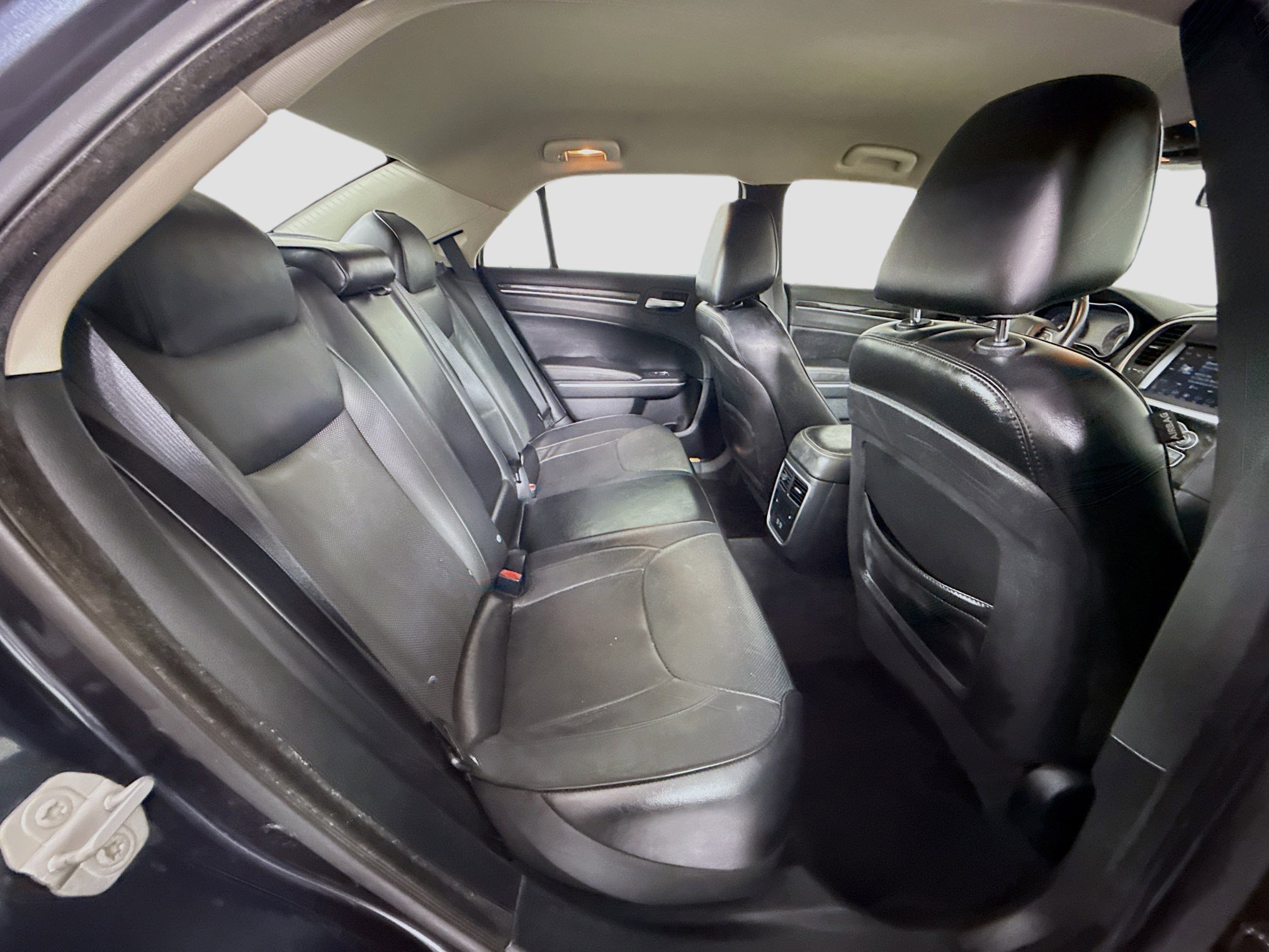 Used 2018 Chrysler 300 Limited image 27