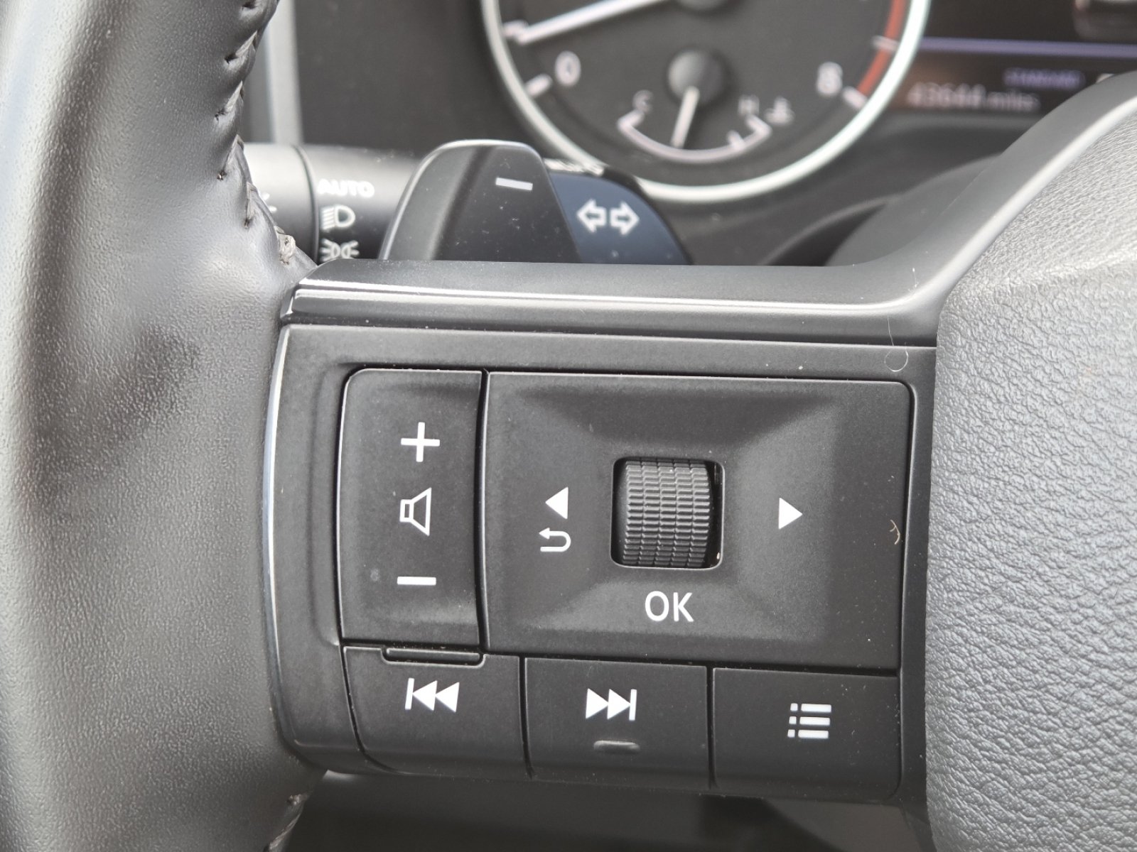 Used 2025 Nissan Rogue SV FWD image 31