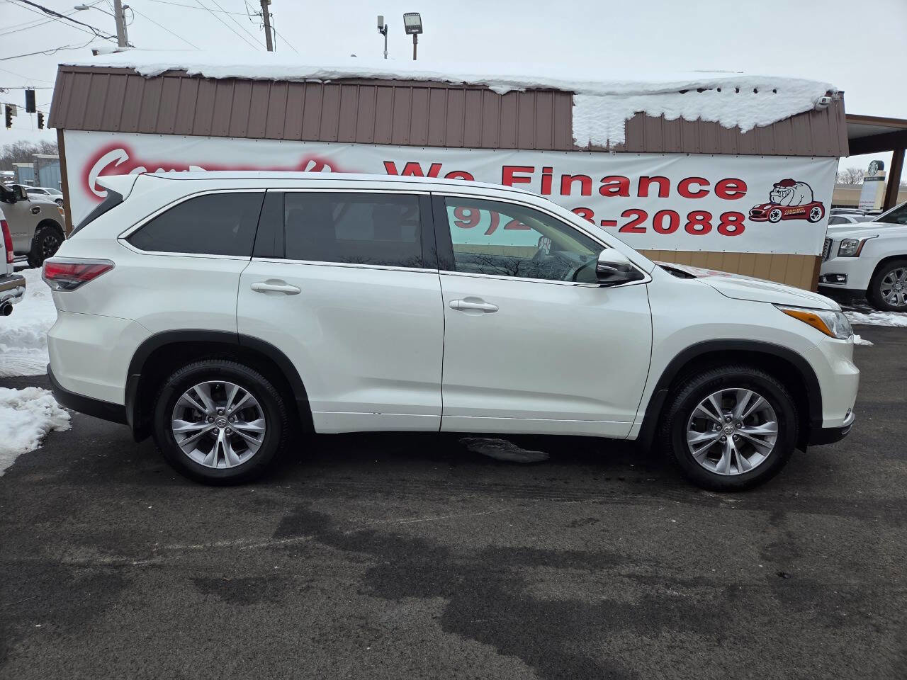 Used 2015 Toyota Highlander XLE image 2