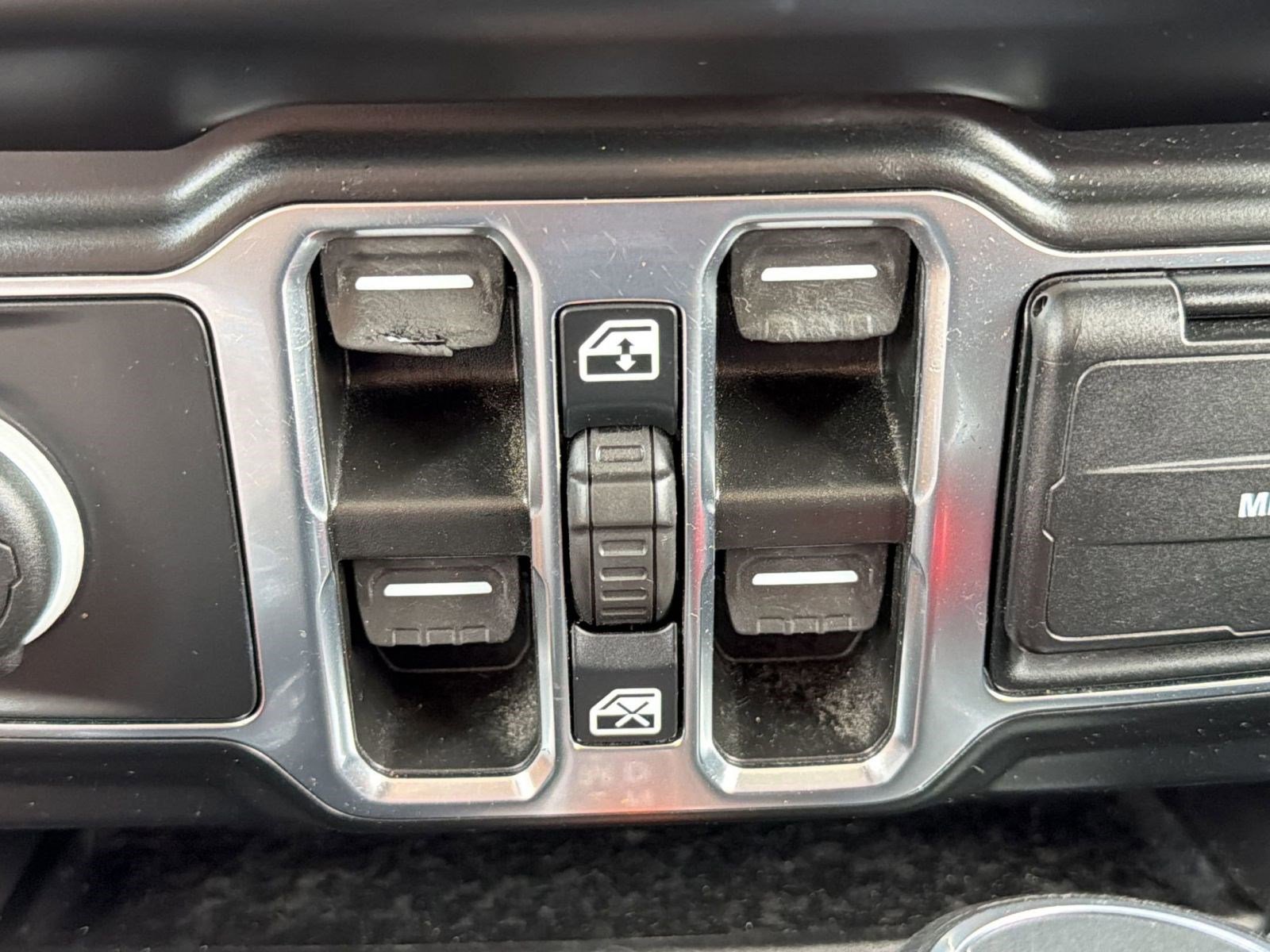 Used 2022 Jeep Gladiator Willys AWD/4WD image 24