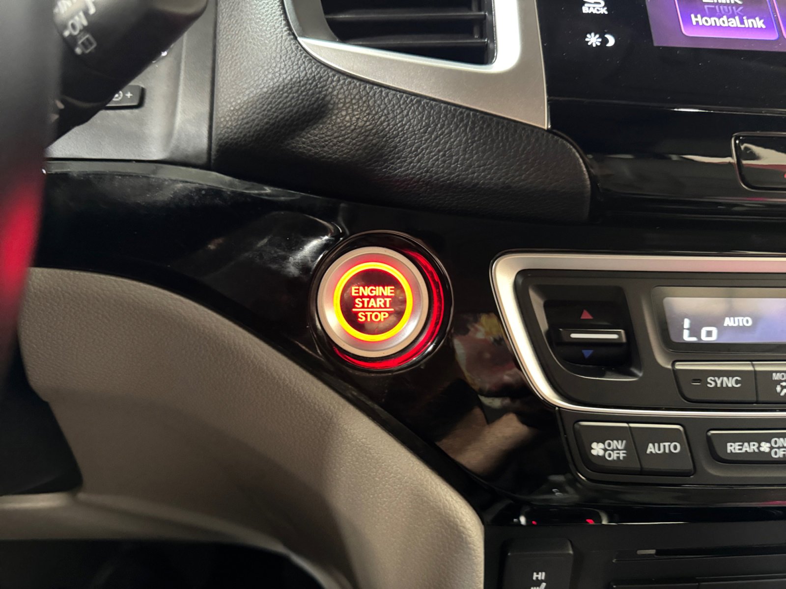 Used 2018 Honda Pilot Touring image 30