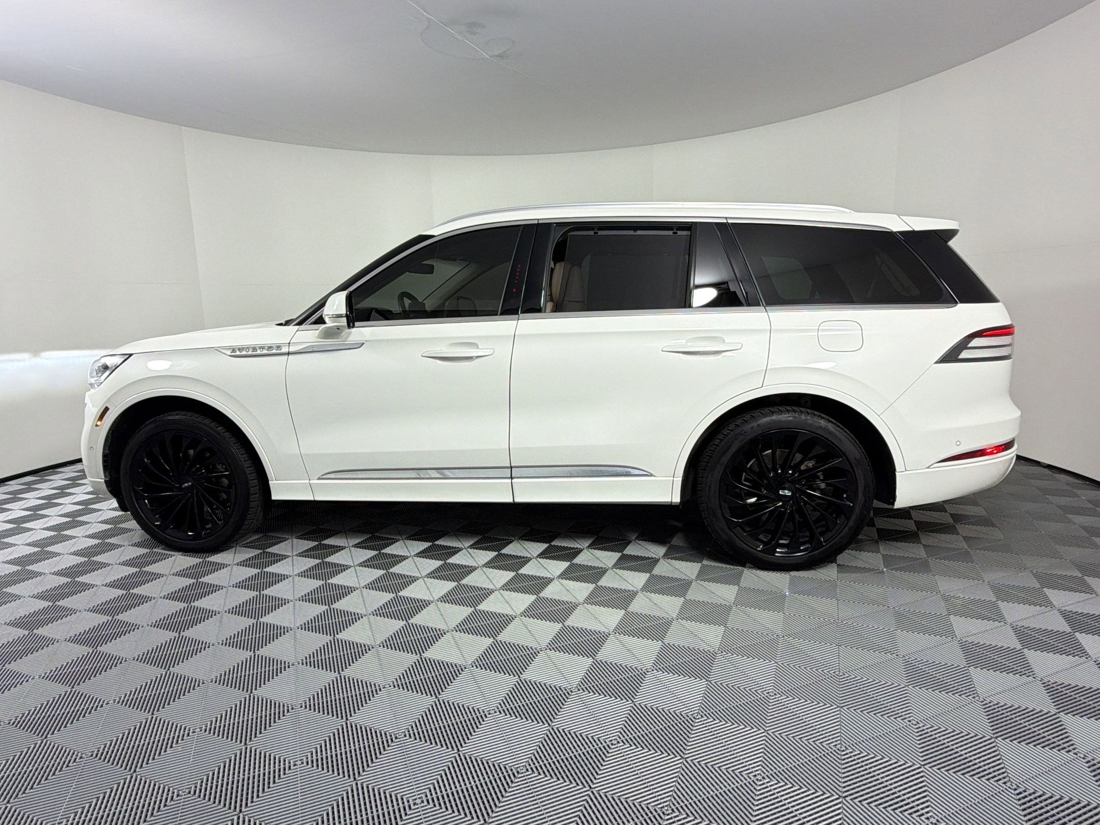 Used 2021 Lincoln Aviator Reserve w/ Equipment Group 210A image 2