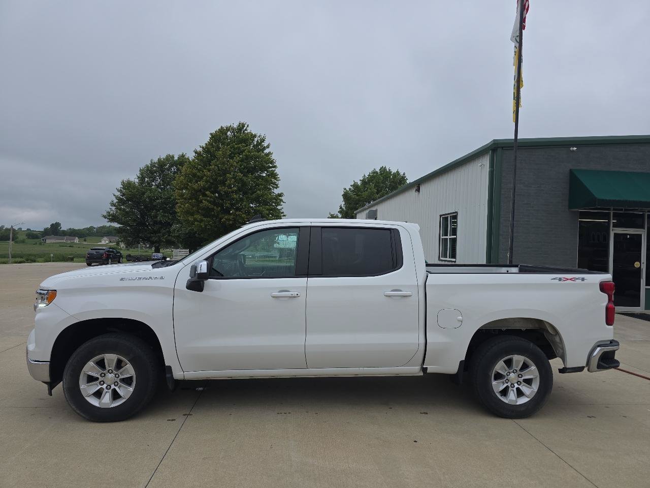 Used 2023 Chevrolet Silverado 1500 LT AWD/4WD image 2