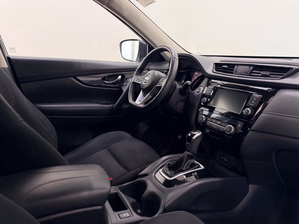 Used 2018 Nissan Rogue SV AWD/4WD image 16