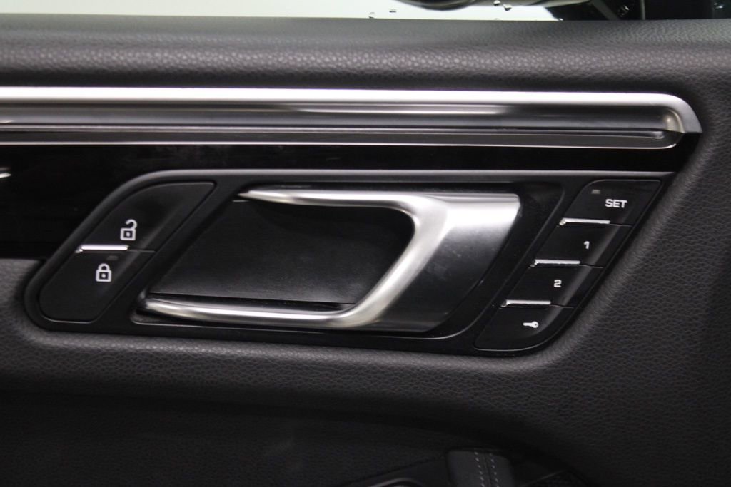 Certified 2022 Porsche Macan AWD/4WD image 19