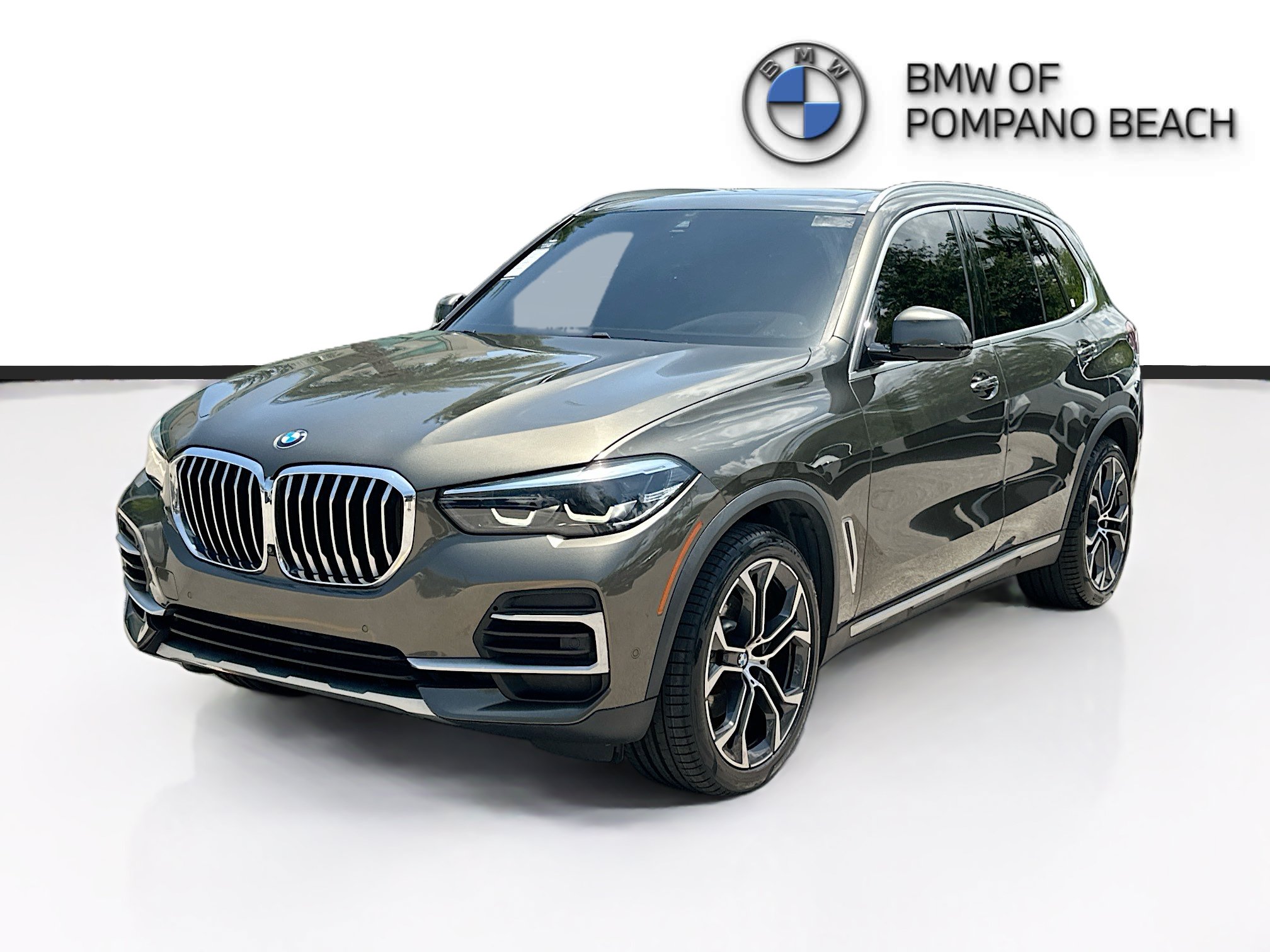 Used 2023 BMW X5 xDrive40i w/ Premium Package AWD/4WD image 3
