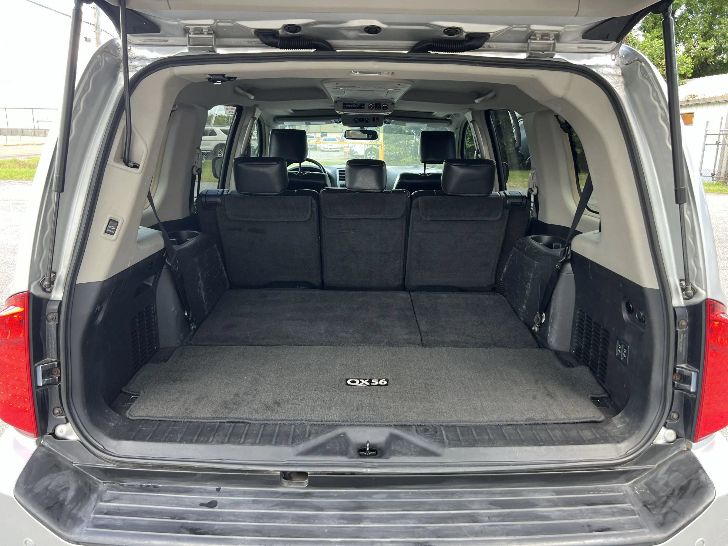 Used 2010 INFINITI QX56 4WD w/ Technology Pkg image 18