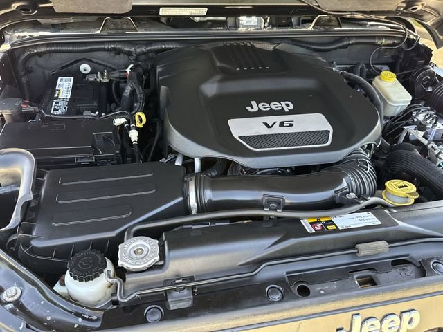 Used 2014 Jeep Wrangler Unlimited Sahara w/ Connectivity Group image 18