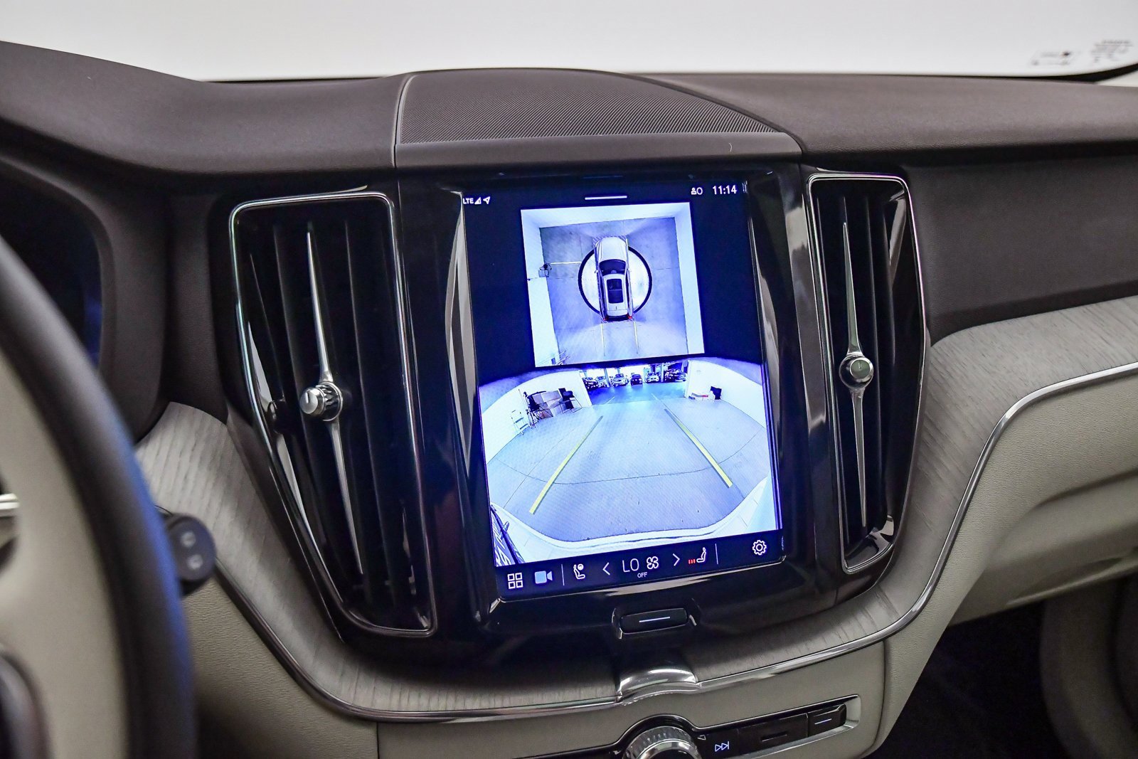 Certified 2025 Volvo XC60 T8 Plus w/ Protection Package Premier image 23