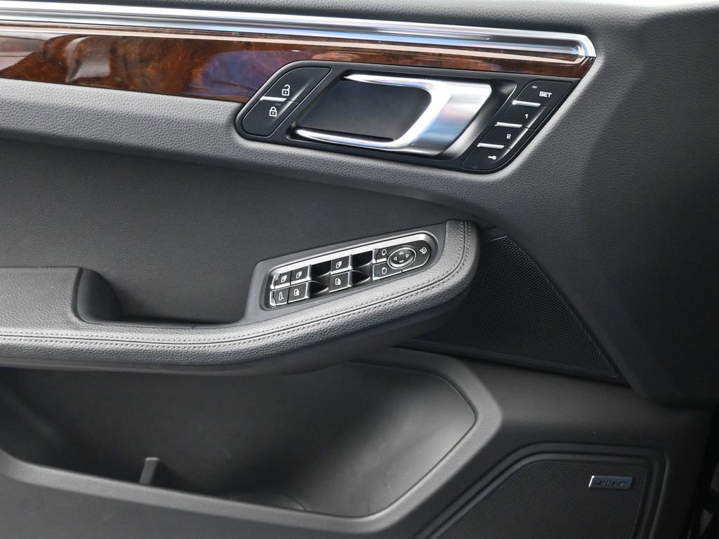 Certified 2025 Porsche Macan image 13