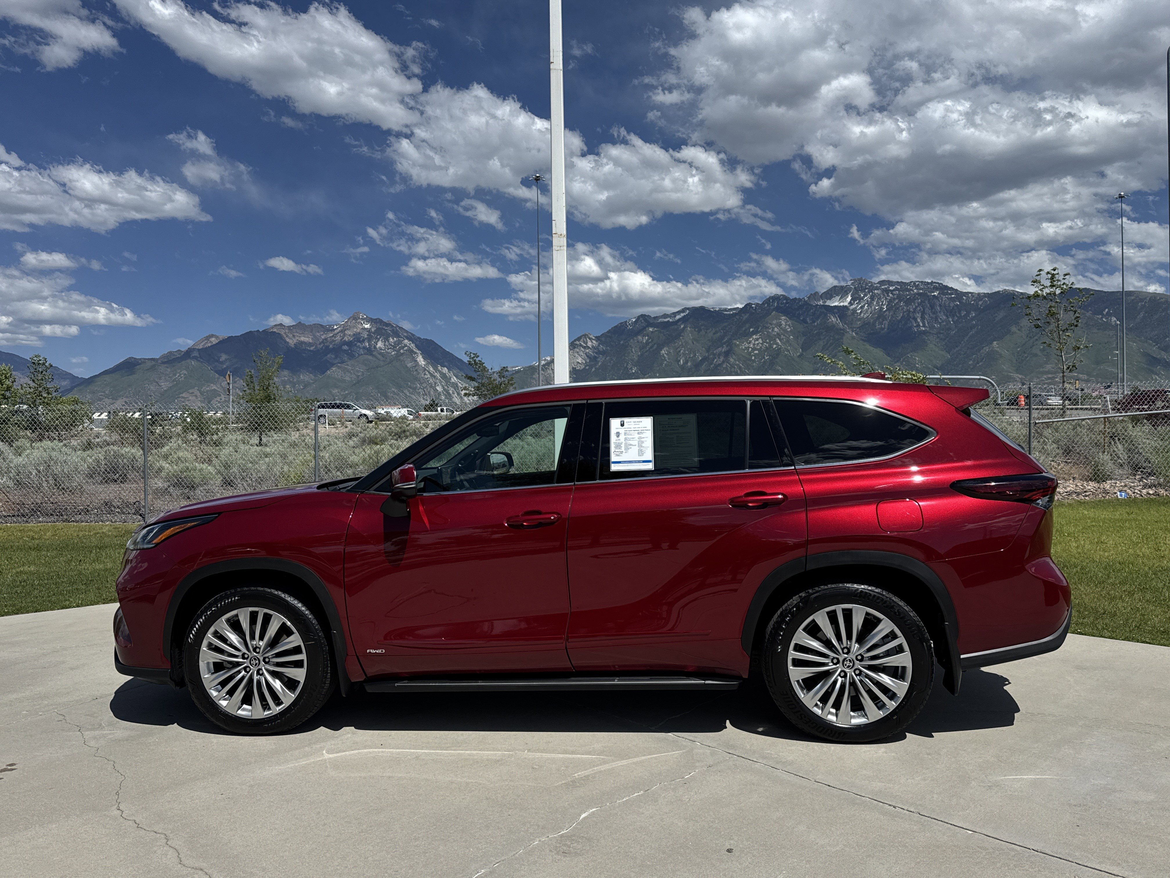 Used 2025 Toyota Highlander Platinum AWD/4WD image 2