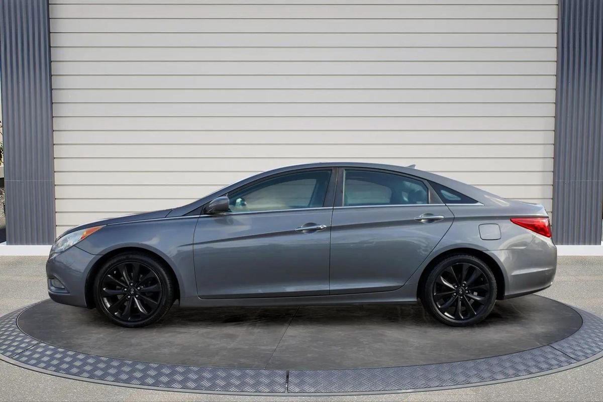 Used 2011 Hyundai Sonata SE w/ Navigation & Sunroof Pkg 4 FWD image 4