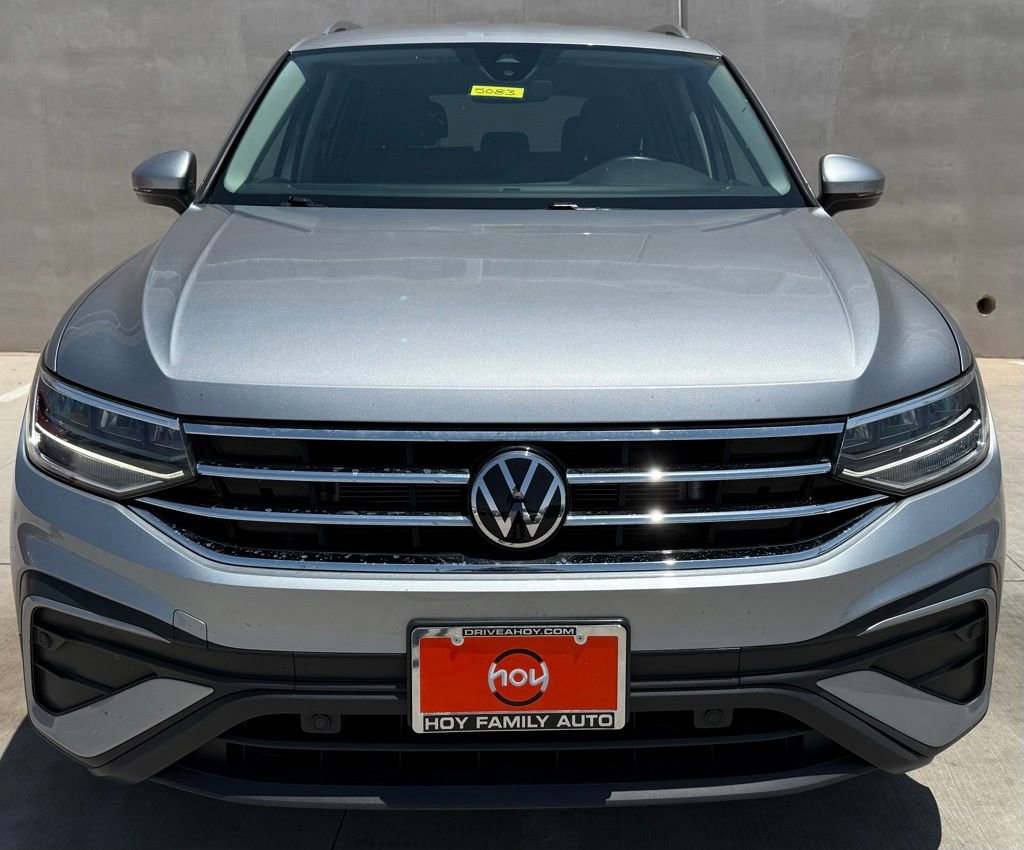 Used 2023 Volkswagen Tiguan SE AWD/4WD image 2
