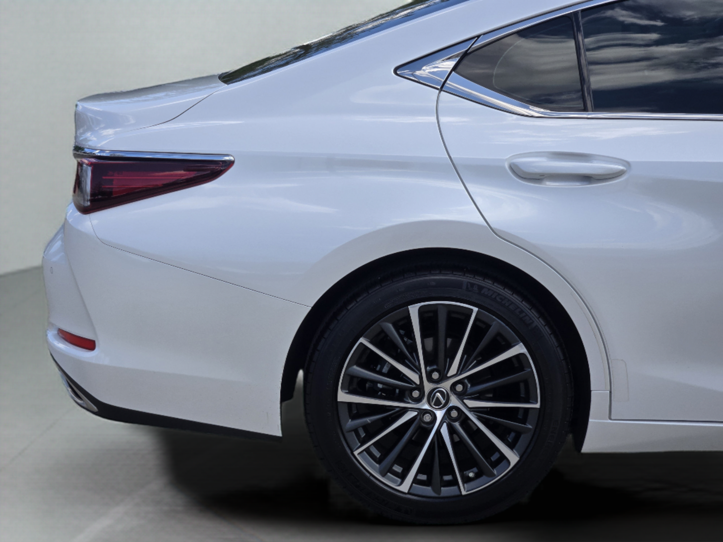 Certified 2025 Lexus ES 350 w/ Premium Package FWD image 36