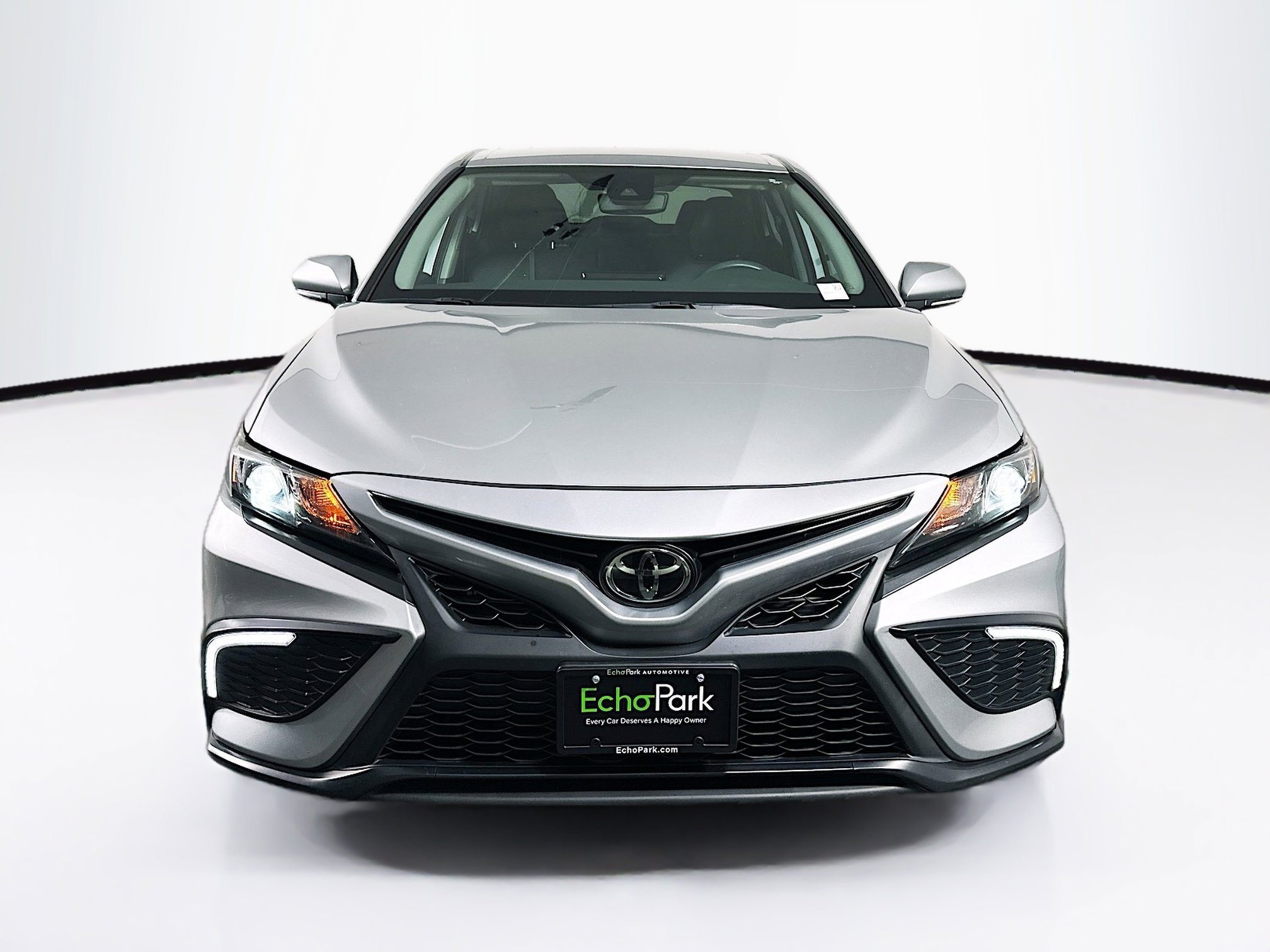 Used 2024 Toyota Camry SE FWD image 2