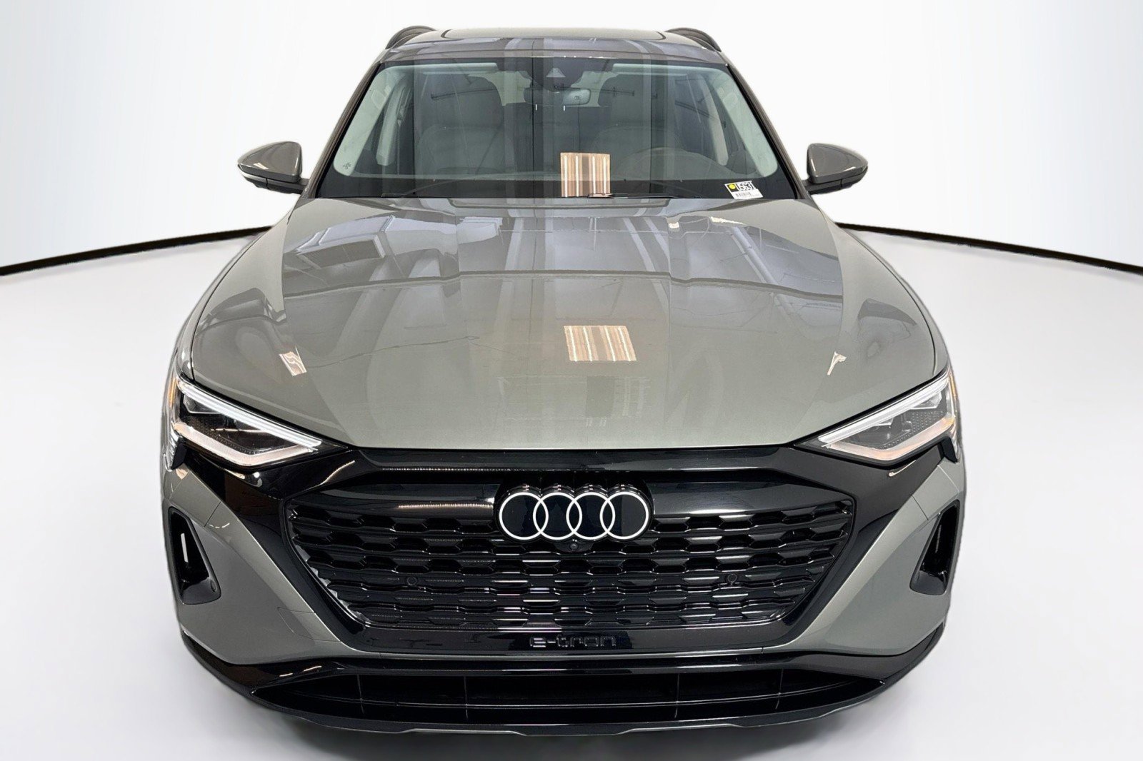 Used 2024 Audi Q8 e-tron Premium Plus w/ Premium Plus Package image 2