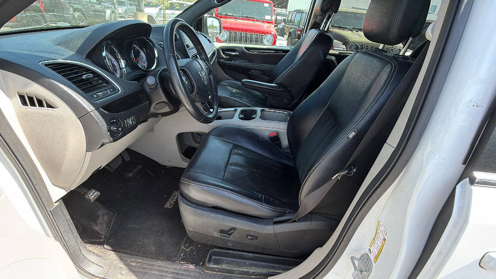 Used 2016 Dodge Grand Caravan SXT image 16