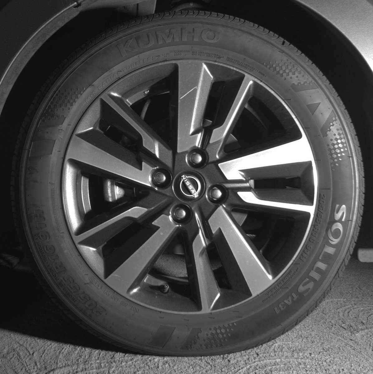 Used 2025 Nissan Versa SV image 12