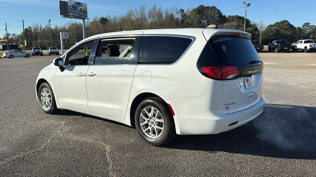 Used 2022 Chrysler Voyager LX image 6