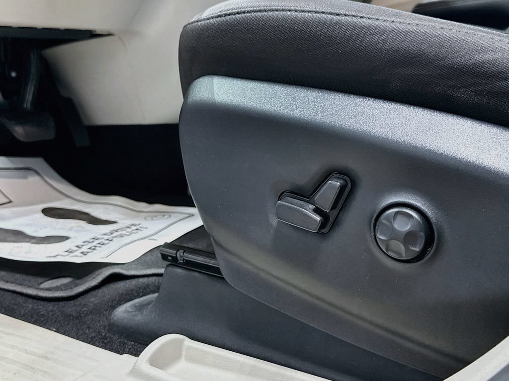 Used 2023 Chrysler Voyager LX FWD image 18
