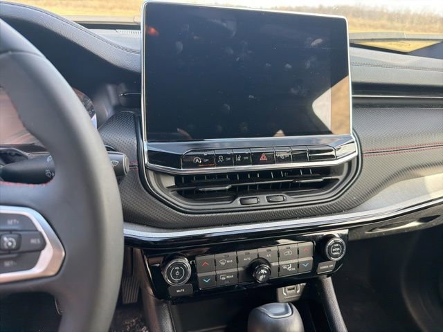 Used 2025 Jeep Compass Trailhawk AWD/4WD image 6