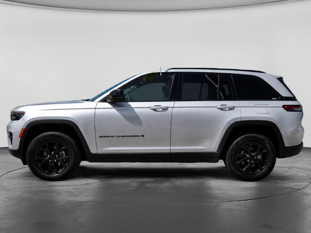 Used 2024 Jeep Grand Cherokee Altitude AWD/4WD image 5