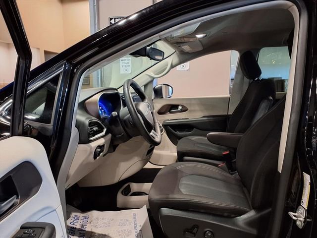 Used 2024 Chrysler Voyager LX image 14