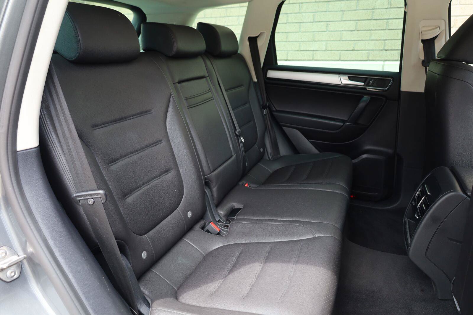 Used 2017 Volkswagen Touareg Sport AWD/4WD image 21