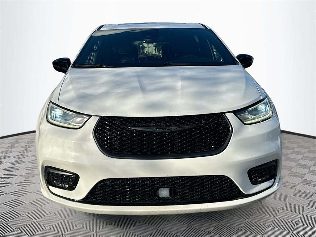 Used 2023 Chrysler Pacifica Limited w/ Uconnect Theater Family Group image 2