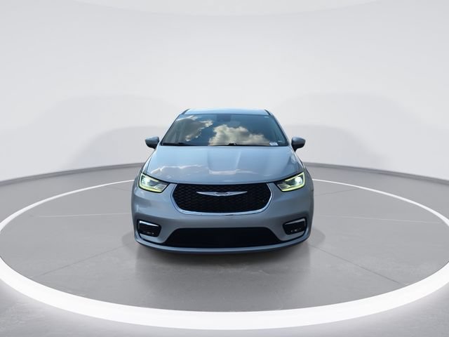 Used 2023 Chrysler Pacifica Touring-L FWD image 3
