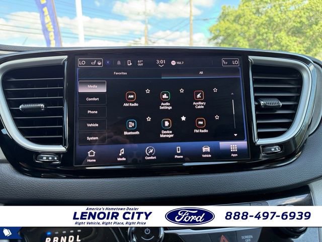 Used 2023 Chrysler Pacifica Touring-L FWD image 25