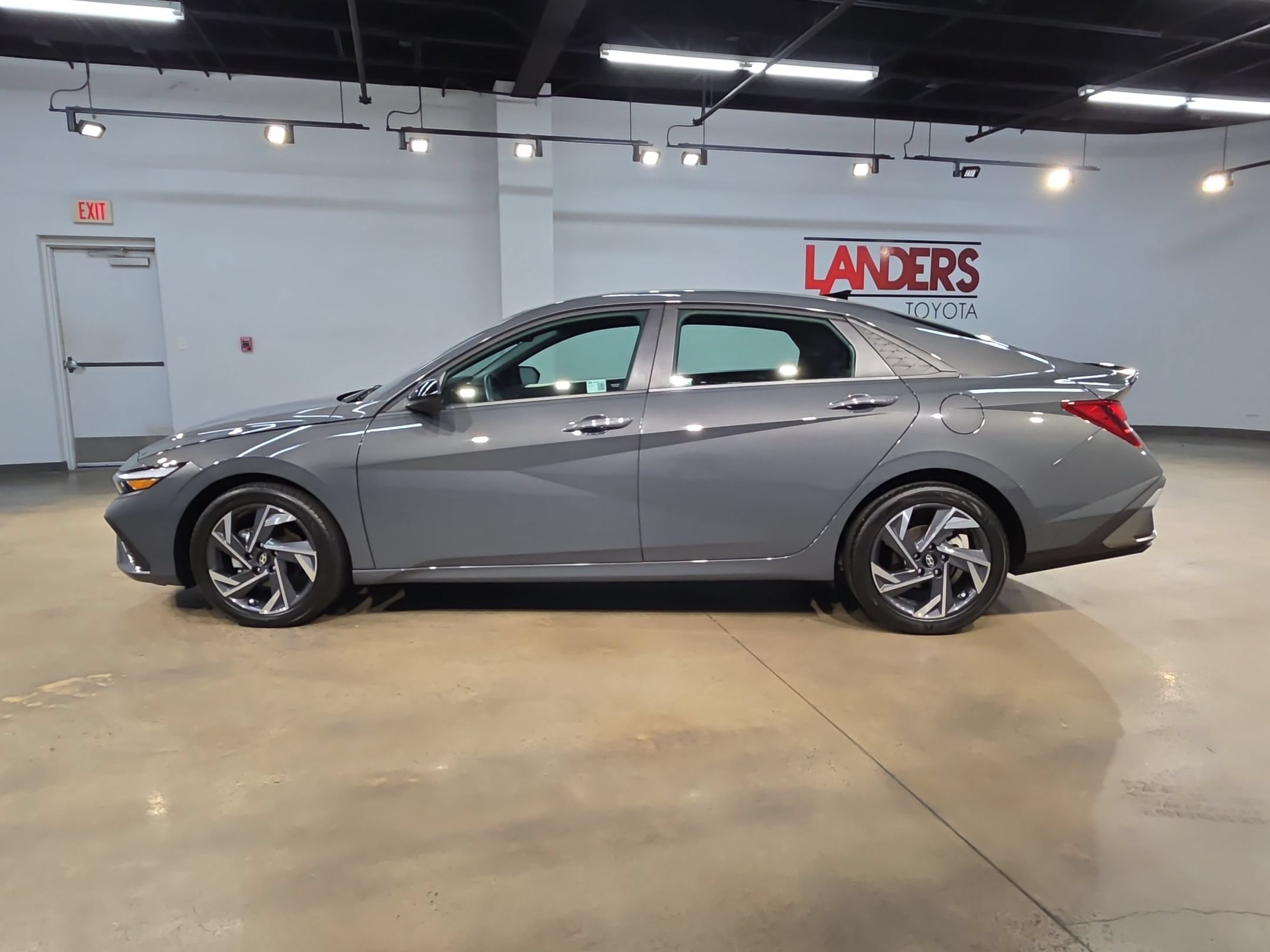 Used 2025 Hyundai Elantra Sport FWD image 4