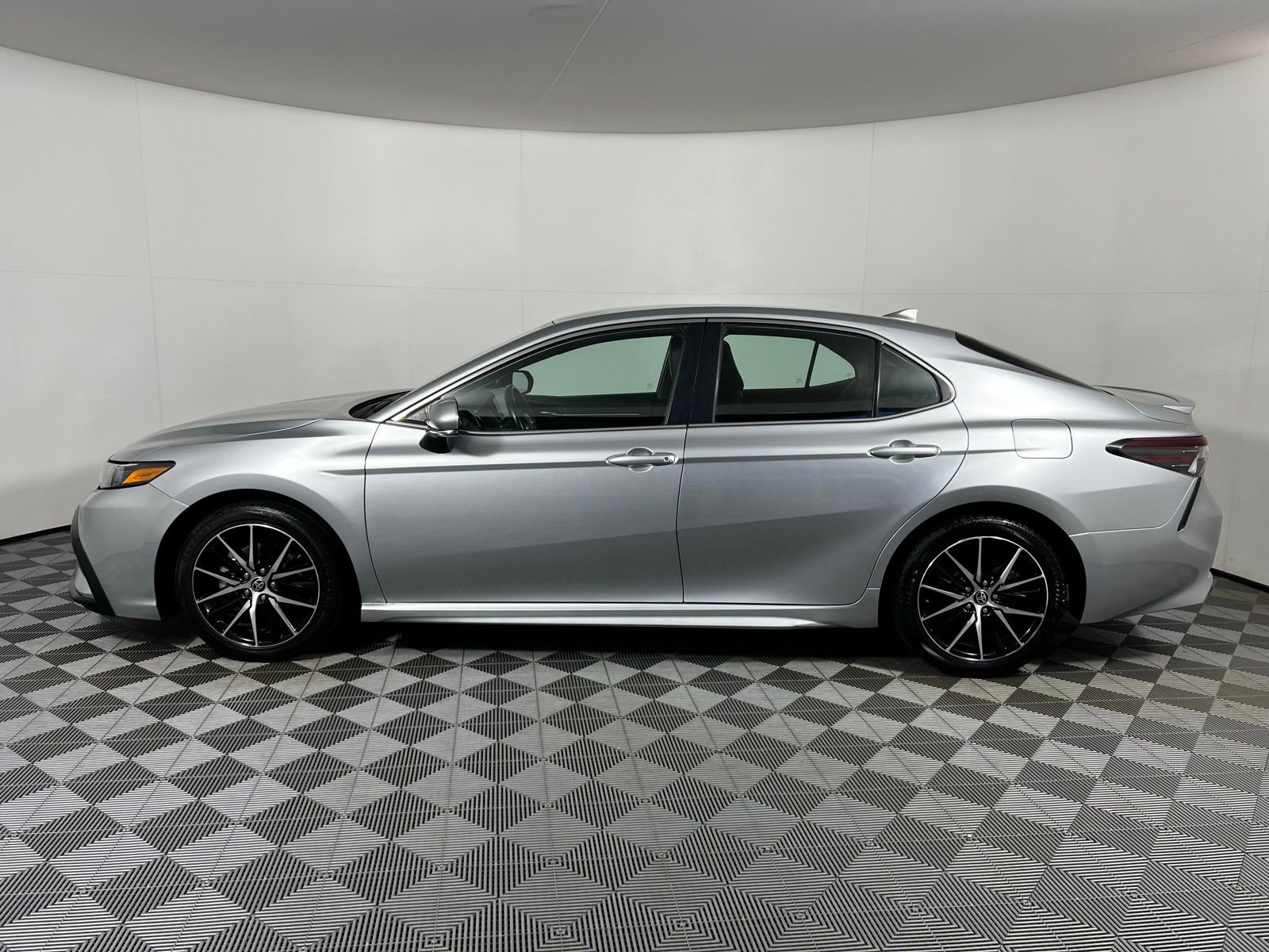 Used 2023 Toyota Camry SE image 8