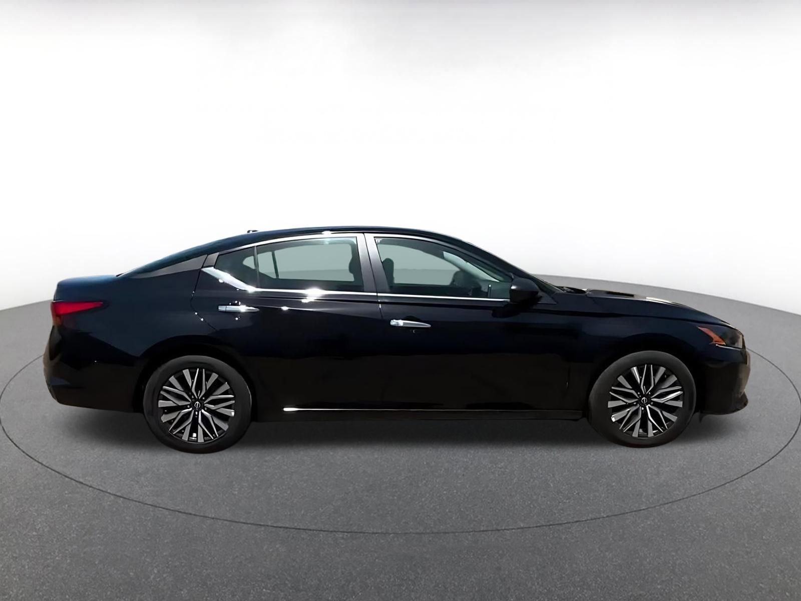 Used 2025 Nissan Altima 2.5 SV FWD image 9