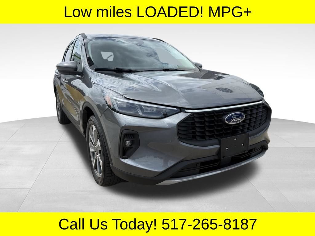 Used 2025 Ford Escape Platinum AWD/4WD image 1