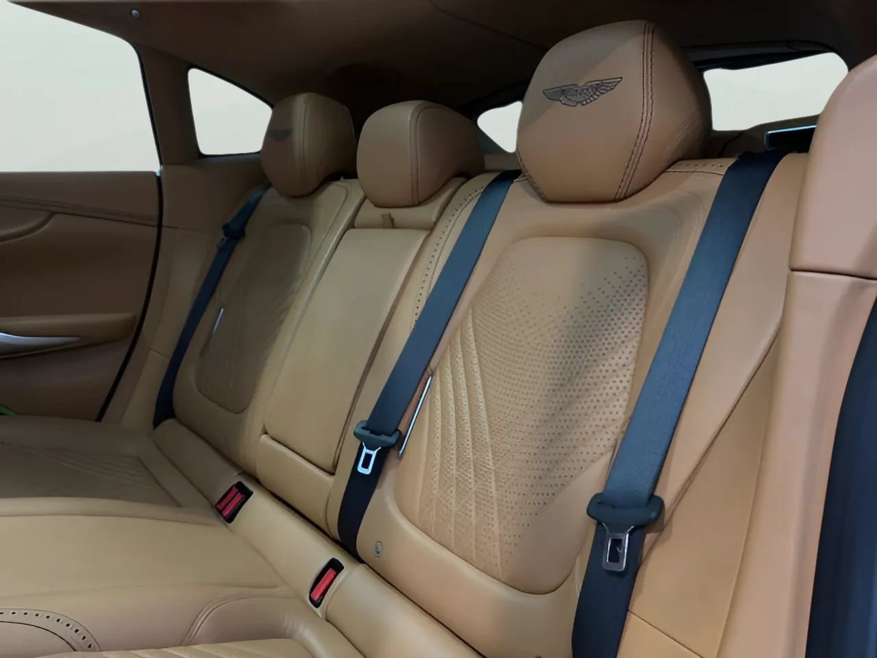 Used 2021 Aston Martin DBX AWD/4WD image 17