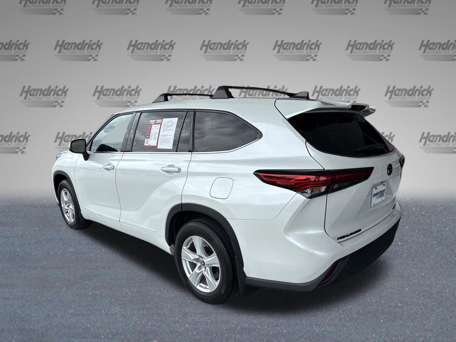 Used 2022 Toyota Highlander LE AWD/4WD image 7