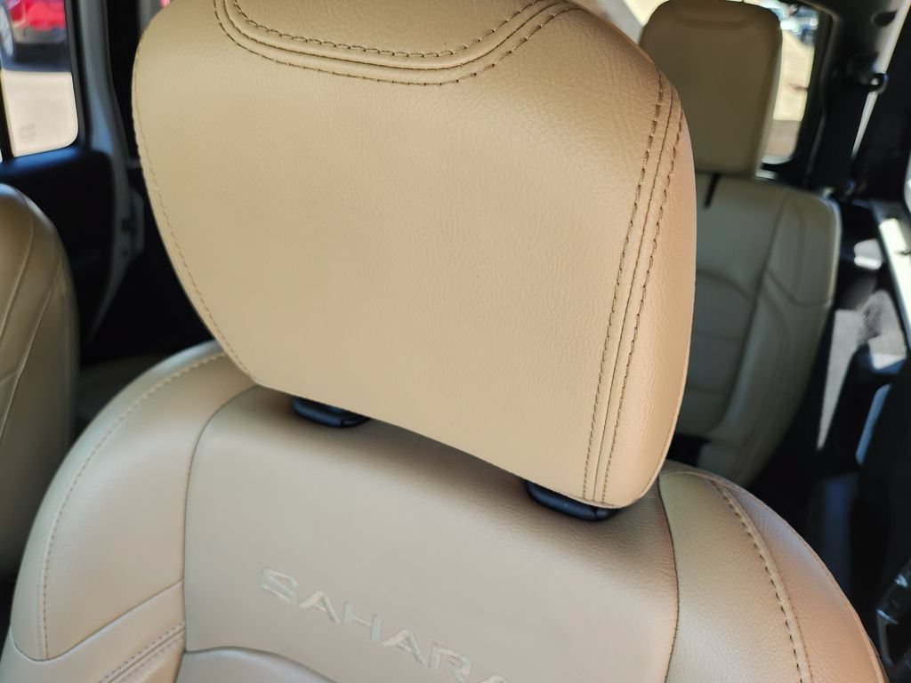 Used 2018 Jeep Wrangler Unlimited Sahara AWD/4WD image 6