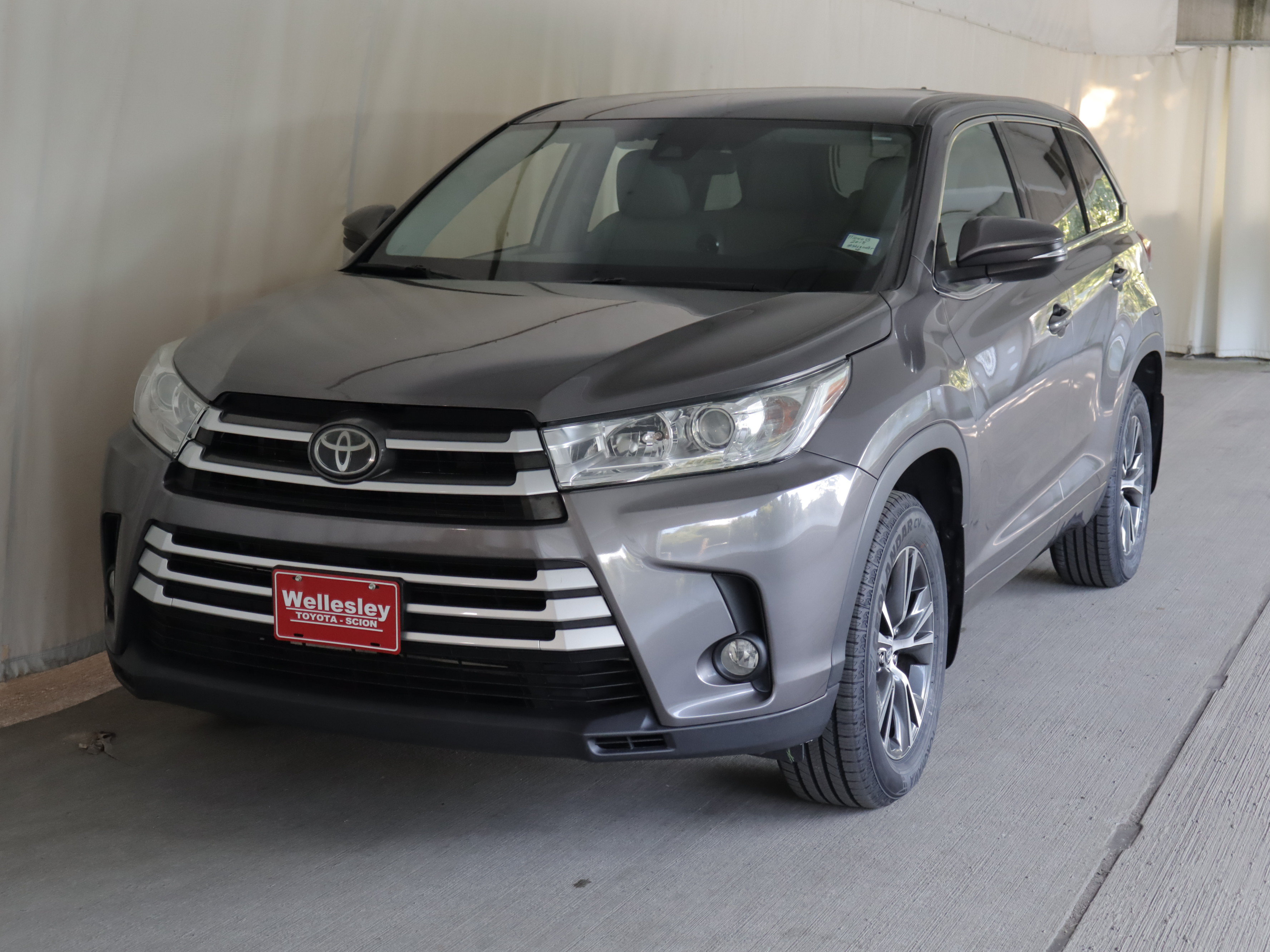 Used 2018 Toyota Highlander Plus AWD/4WD image 24