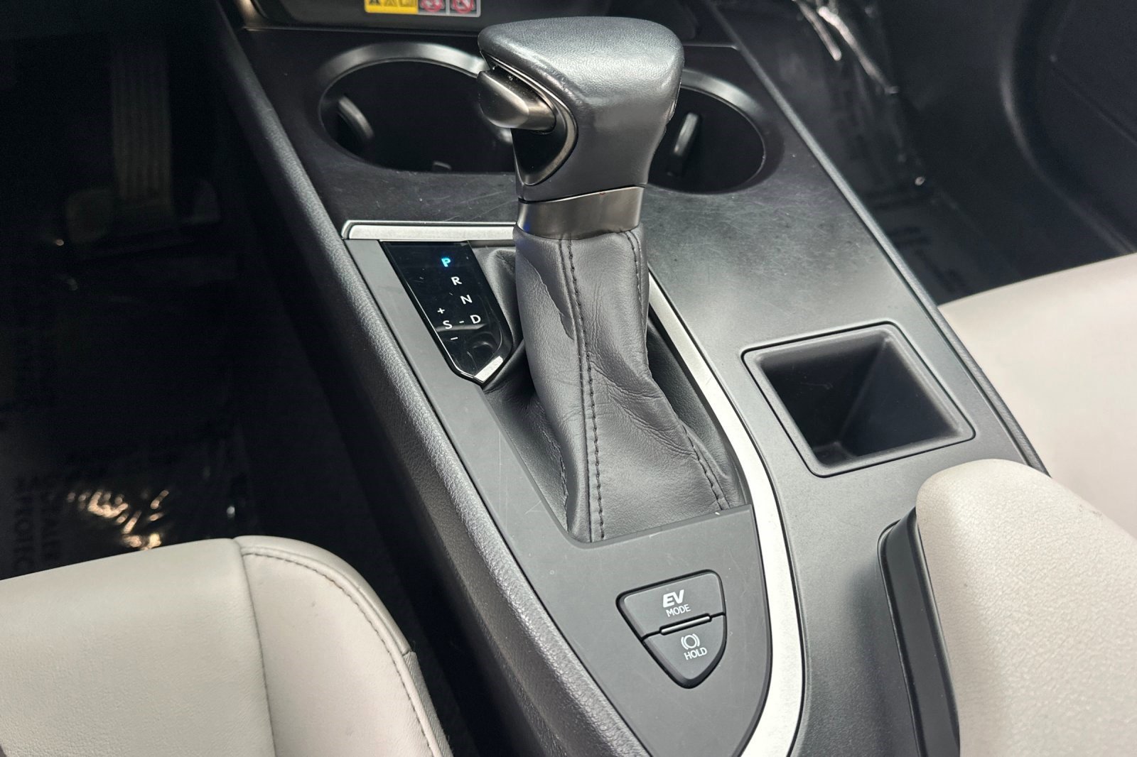 Used 2024 Lexus UX 250h FWD image 18