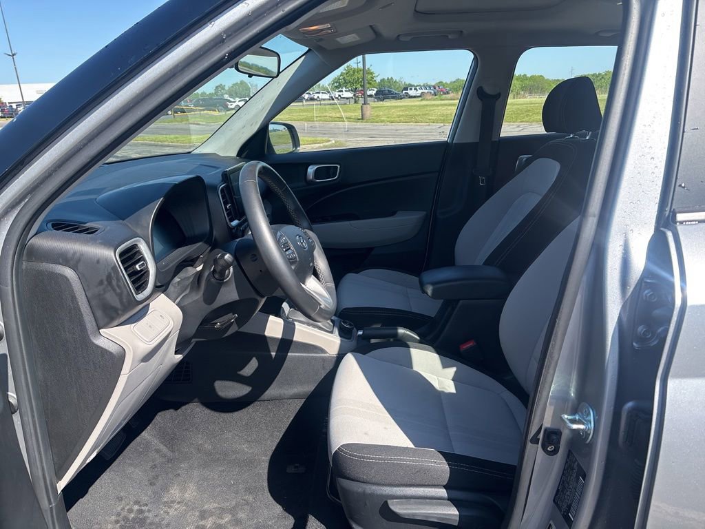 Used 2025 Hyundai Venue SEL FWD image 9