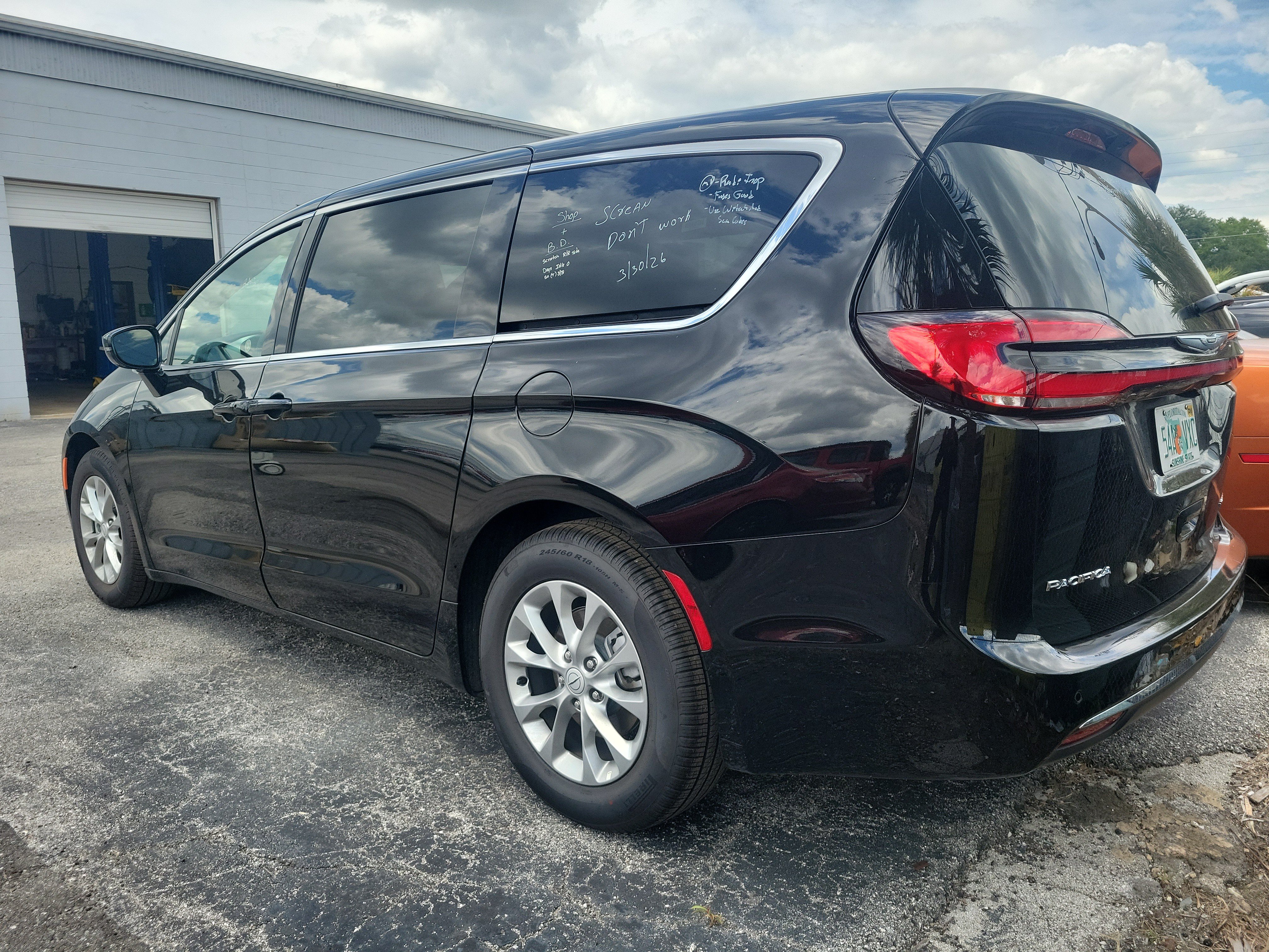 Used 2026 Chrysler Pacifica Limited FWD image 10
