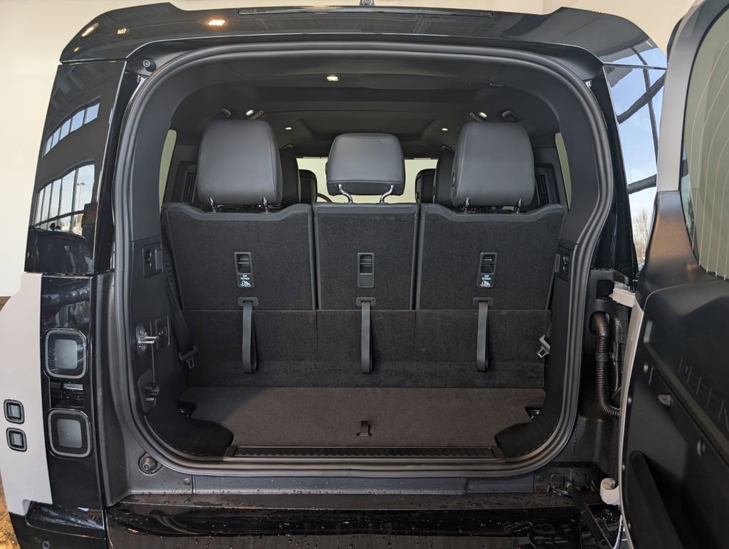 New 2026 Land Rover Defender 130 X-Dynamic SE image 26