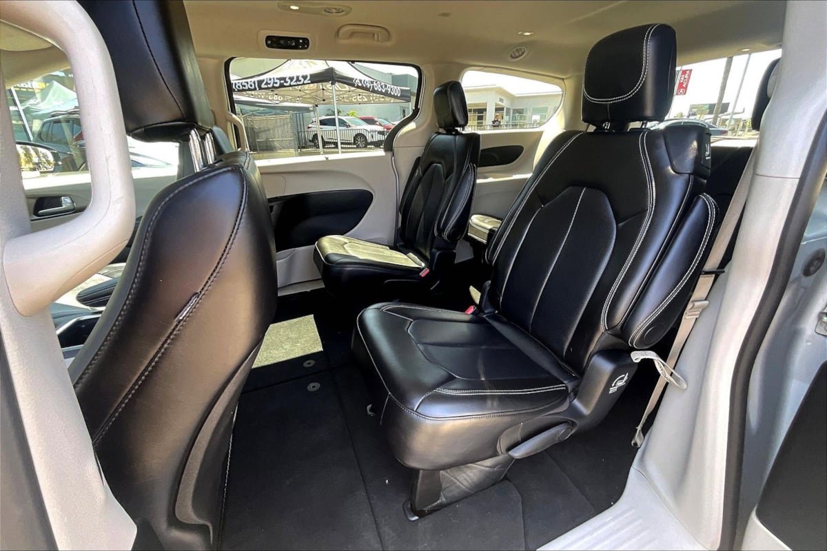 Used 2024 Chrysler Pacifica Touring-L image 23