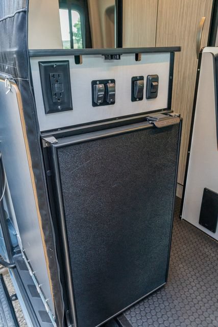 Used 2021 Mercedes-Benz Sprinter 2500 image 32