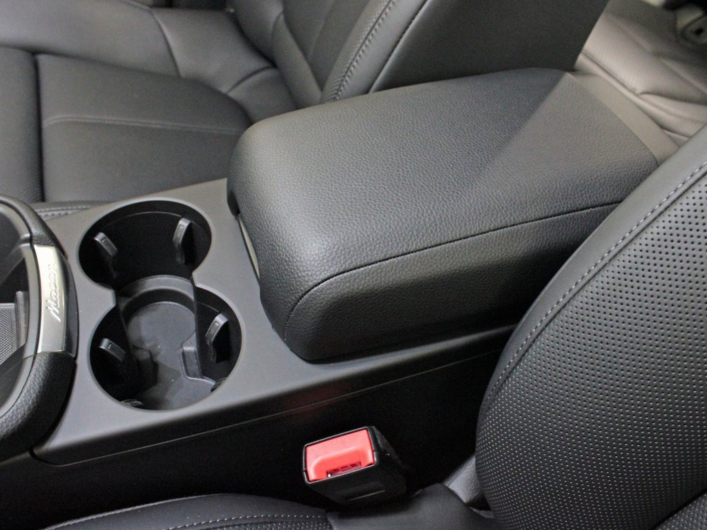 Used 2025 Porsche Macan image 33