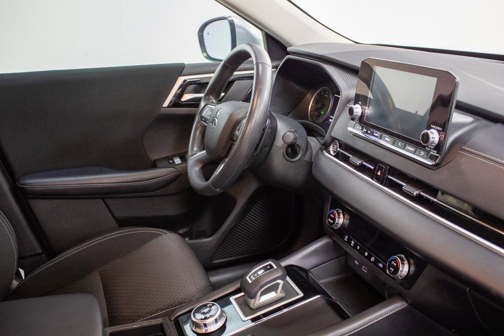 Used 2024 Mitsubishi Outlander ES image 4