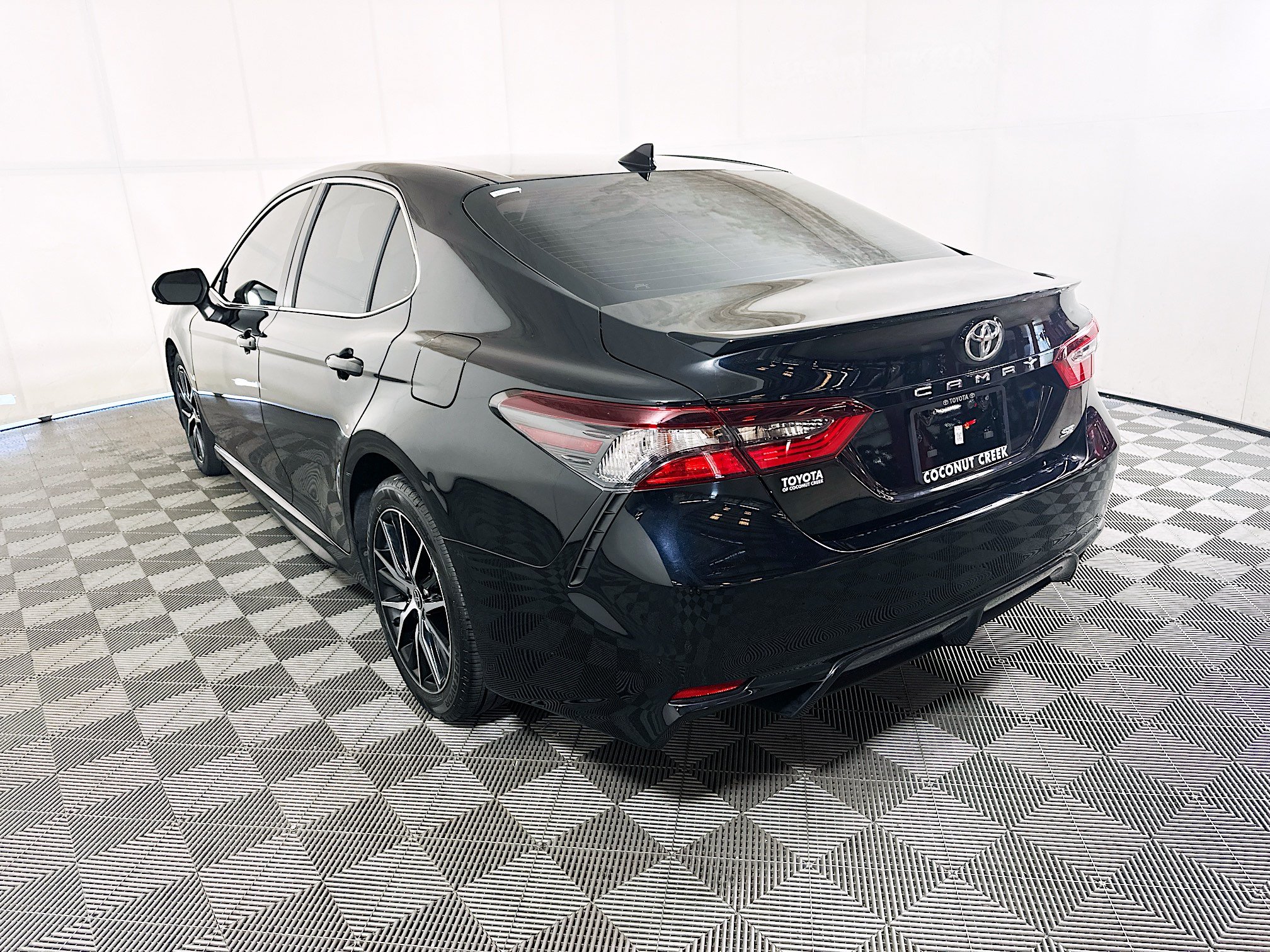 Used 2023 Toyota Camry SE FWD image 5