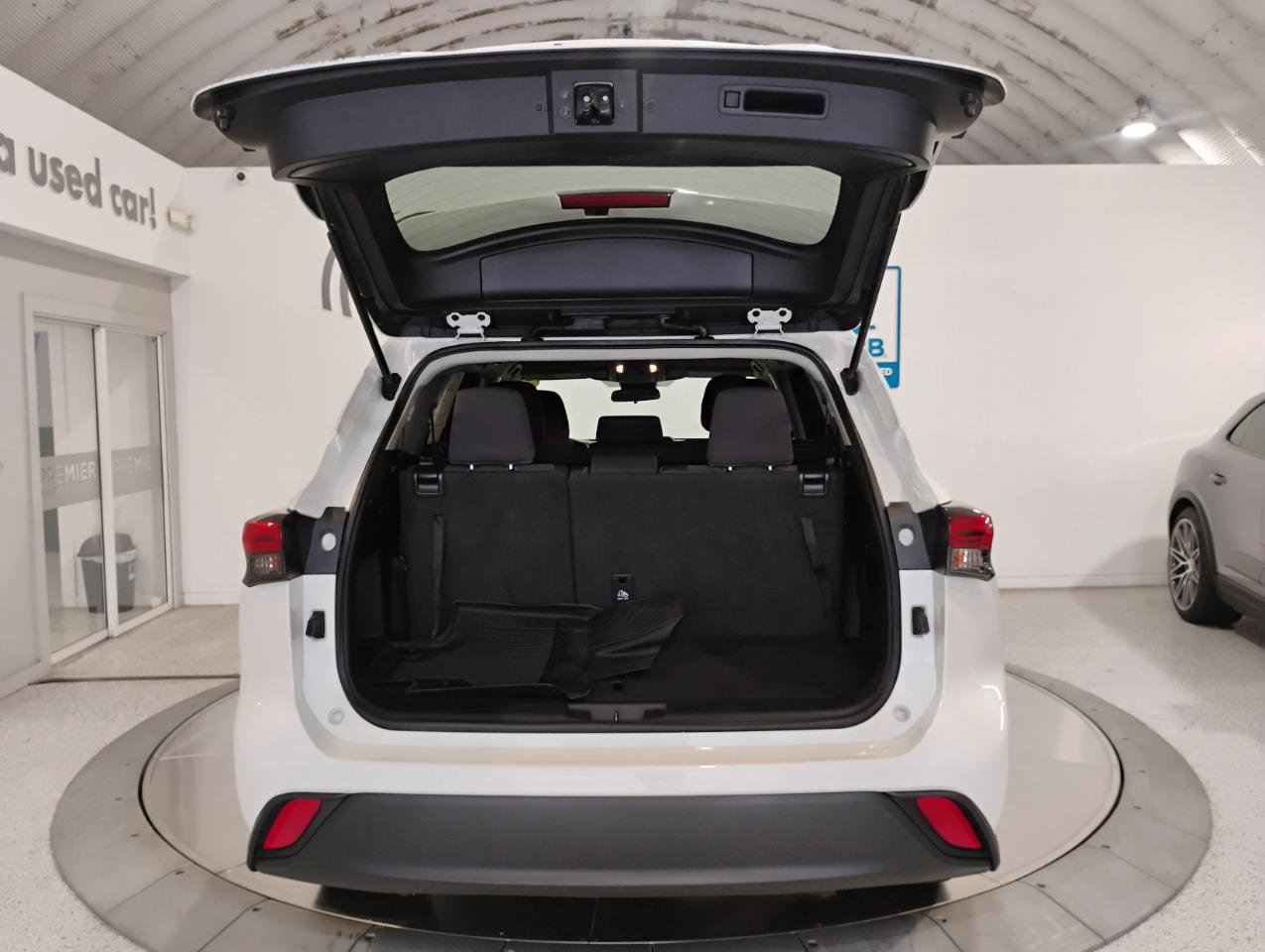 Used 2021 Toyota Highlander L image 83