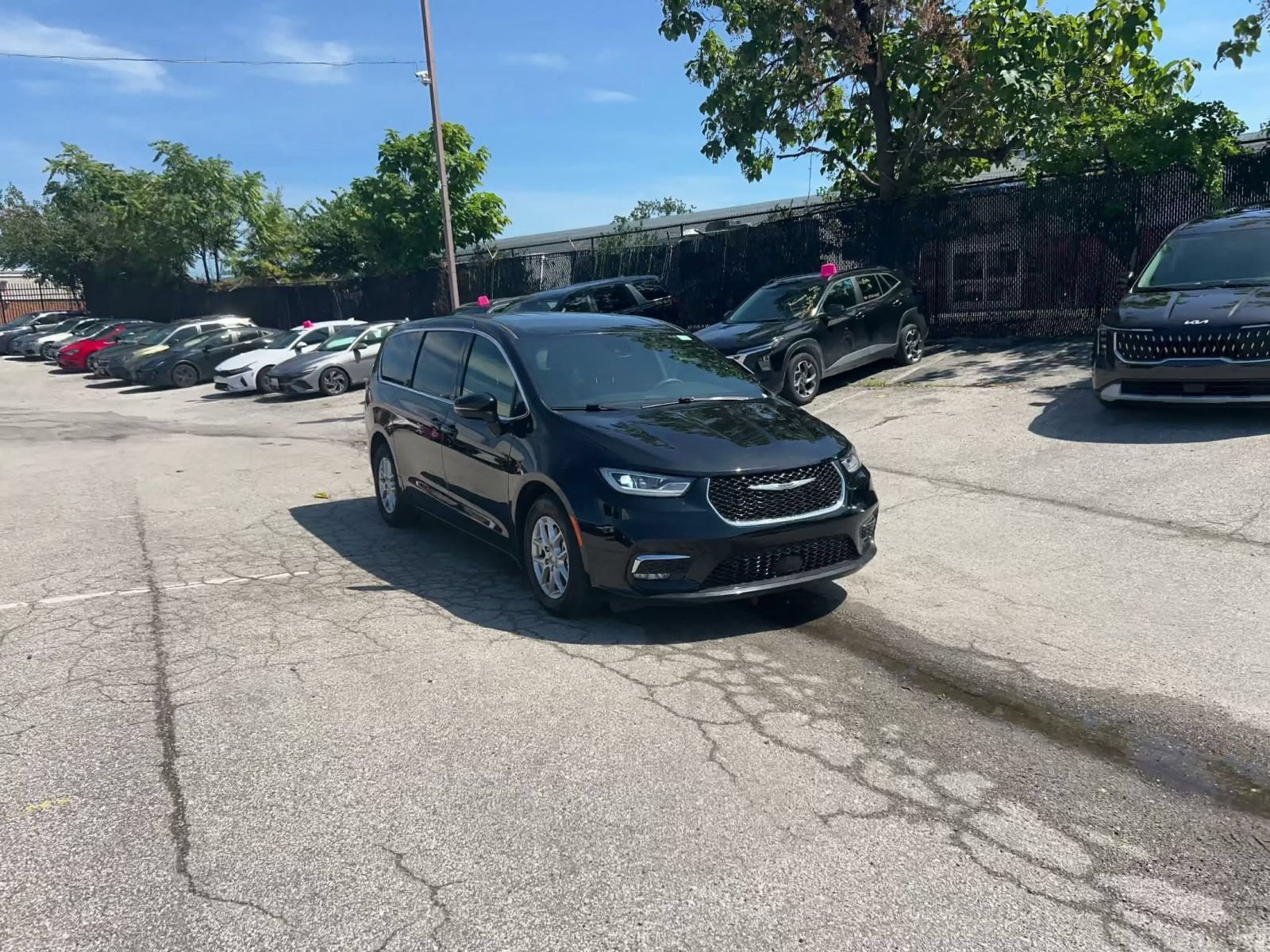 Used 2025 Chrysler Pacifica Select FWD image 3